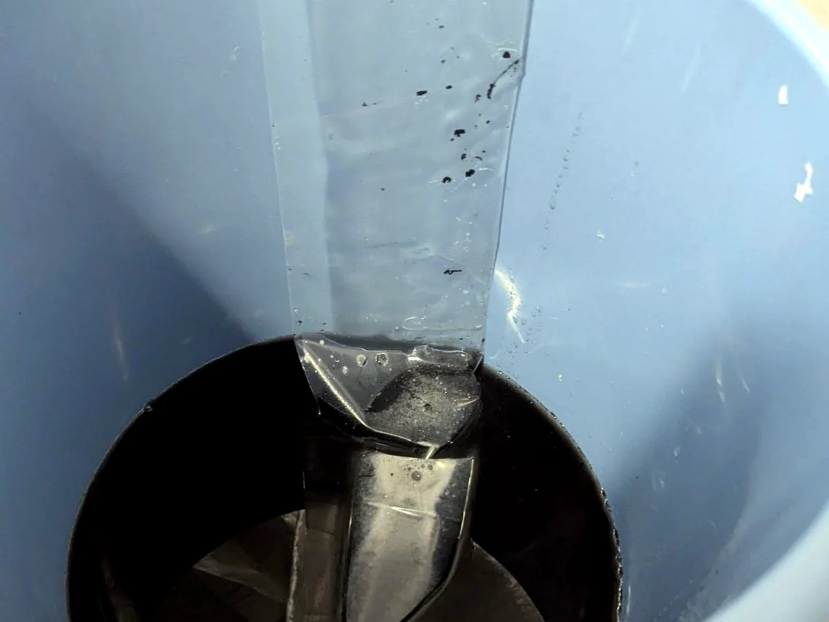 エアコン内部の洗浄で出た黒く濁った汚水